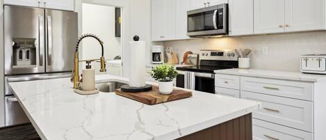 Microondas, horno, parrilla de estufa y lavavajillas