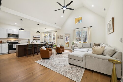 Luxurious Private Retreat: 3-Bedroom Haven