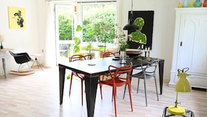 A dining area with a table, chairs, and a lamp. - Furnished Home by Sea & Fjords - Perfect for Remote Work Coastal Artist's Haven (Hundested)