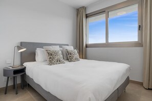 3 bedrooms, in-room safe, desk, iron/ironing board