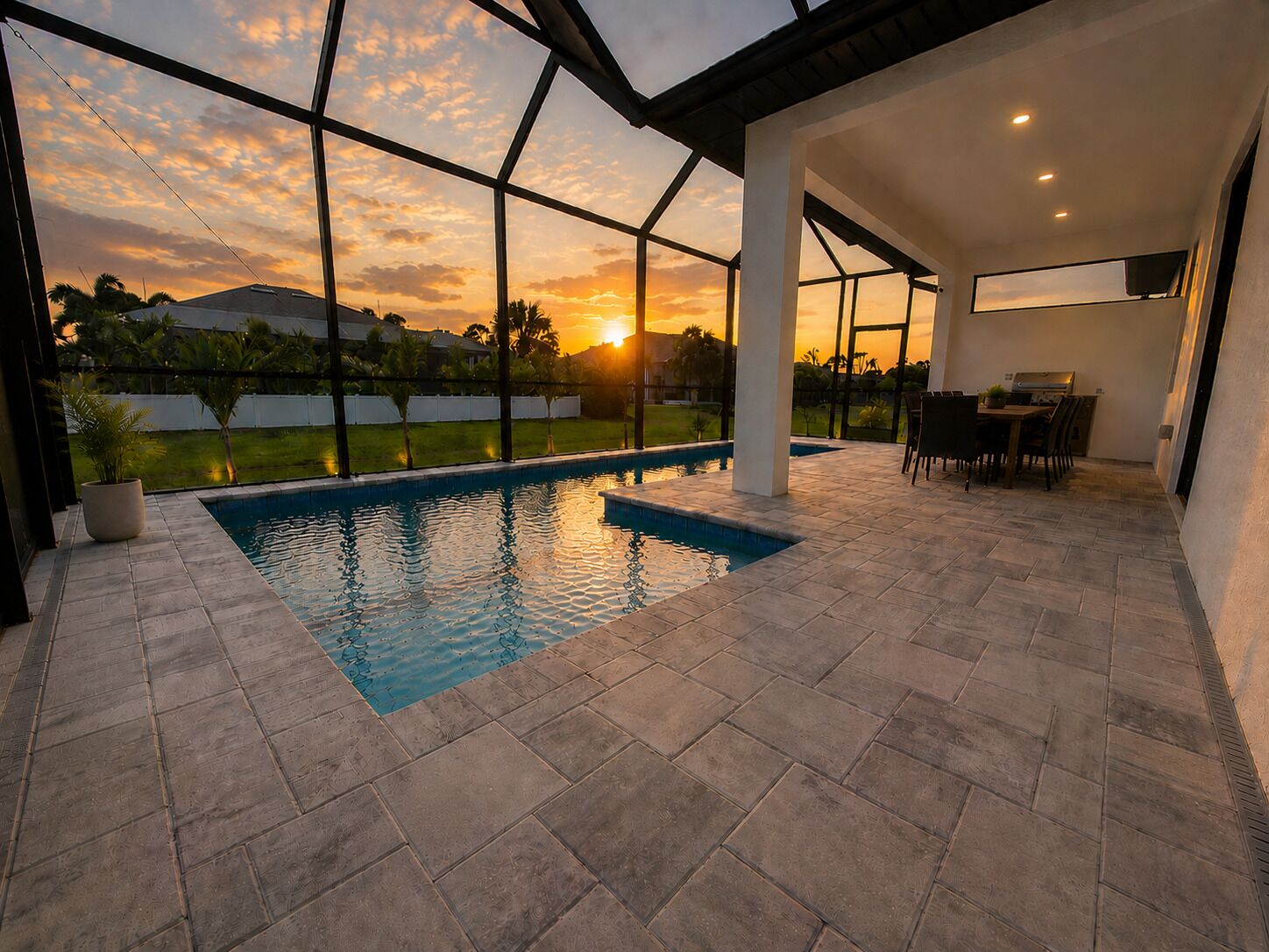 Una piscina al aire libre, una piscina climatizada