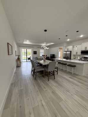 Dining - Modern oasis in the heart of southwest Florida - In-ground heated pool (Rotonda West)