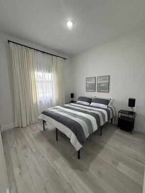 4 bedrooms, desk, free WiFi, bed sheets - Modern oasis in the heart of southwest Florida - In-ground heated pool (Rotonda West)