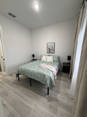 4 bedrooms, desk, free WiFi, bed sheets - Modern oasis in the heart of southwest Florida - In-ground heated pool (Rotonda West)