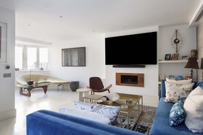 TV, fireplace - Luxurious Kensington Retreat w/ Indoor-Outdoor Oasis (London)