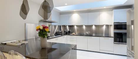 Refrigerador, microondas, horno, placa de cocina
