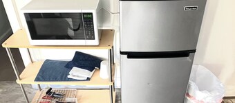 Downstairs of home 2-bedroom with AC, WiFi in  Red Bank. Private entrance.