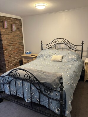 2 多间卧室、熨斗/熨衣板、免费 WiFi、床单