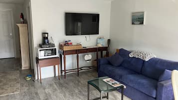 Een smart-tv en boeken