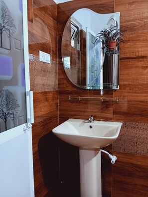 Hair dryer, bidet, towels, soap - Charming 2-bedroom house in peaceful Kandy with WiFi (Kandy)
