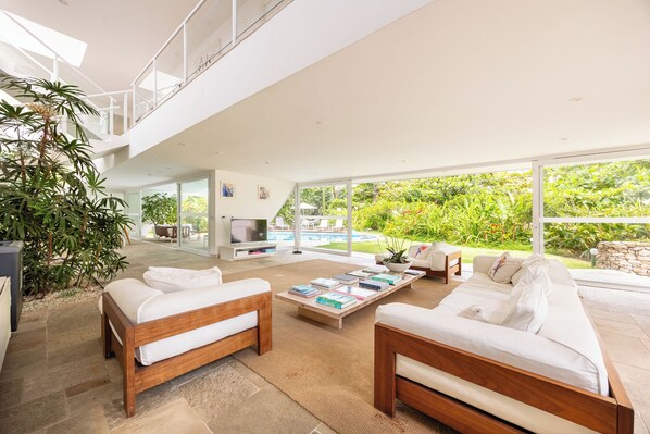 Télévision LED de 50 pouces avec chaînes par câble, Netflix