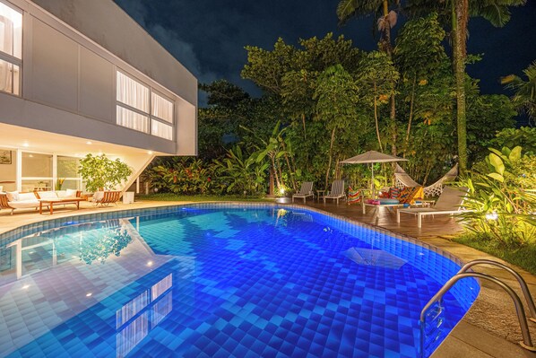 Outdoor pool, pool umbrellas, sun loungers