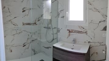 Secador de pelo, toallas, jabón, papel higiénico