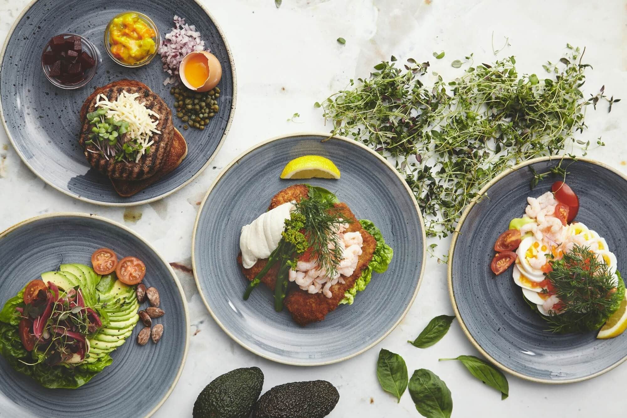 Tres plats de menjar amb diferents ingredients i decoracions.