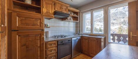 Frigorífico, microondas, horno y lavavajillas