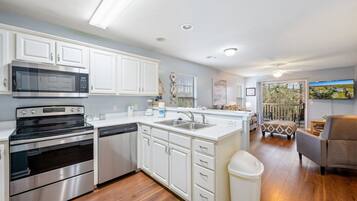 Kondominium, 2 kamar tidur | Dapur pribadi | Lemari es, oven, mesin pembuat kopi/teh, dan pemanggang roti