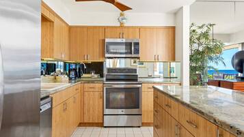 Condo, 3 Bedrooms | Private kitchen
