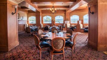 Villa, 2 Bedrooms | Dining