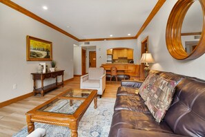 Villa, 2 habitaciones | Área de sala de estar | Smart TV 