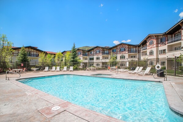 Villa, 2 habitaciones | Alberca | Alberca techada y alberca climatizada