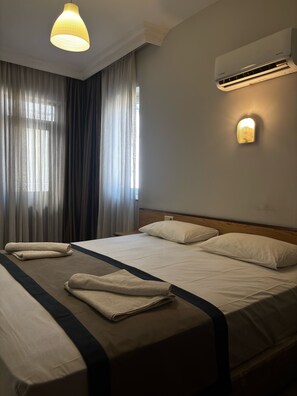 FamiljelÀgenhet - 1 dubbelsÀng med bÀddsoffa - balkong - utsikt mot staden | Minibar och gratis wi-fi