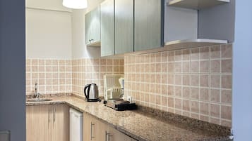 Tủ lạnh nhỏ, bếp nấu, dụng cụ pha cà phê/trà