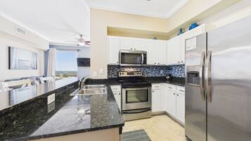 Réfrigérateur, micro-ondes, four, plaque de cuisson