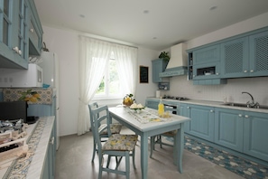 Fridge, microwave, oven, stovetop - SAM'S HOUSE - A corner of paradise suspended between sky and sea (Amalfi)