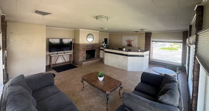 Mac's Motel