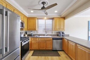 冰箱、微波炉、烤箱、炉灶