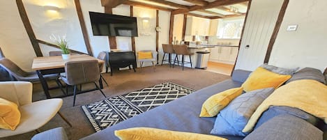 Cottage (2 Bedrooms) | Front of property