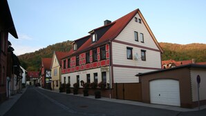 A traditional European building with a red-tiled roof, a white facade, and a sign that reads "Haus vorbes." - Cozy vacation apartment in a historic building (Harztor)