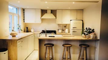 Een magnetron, een oven, een kookplaat, een vaatwasser