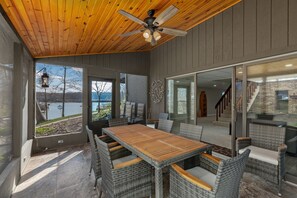 Outdoor dining - Tranquil Waters Retreat (Effingham)