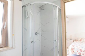 Douche, sèche-cheveux, bidet, serviettes fournies