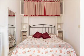 4 slaapkamers, een strijkplank/strijkijzer, gratis wifi, beddengoed