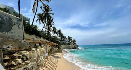 Villa Breeze 2-bedroom condo in welcoming Cupecoy with WiFi, fitness room, AC
