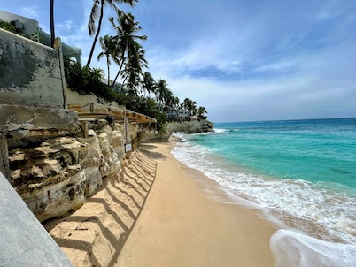 Villa Breeze 2-bedroom condo in welcoming Cupecoy with WiFi, fitness room, AC