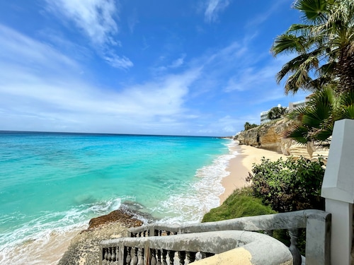 Villa Breeze 2-bedroom condo in welcoming Cupecoy with WiFi, fitness room, AC