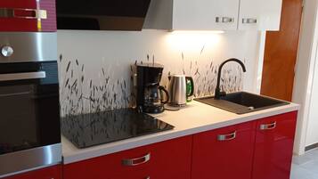 Fridge, oven, stovetop, dishwasher