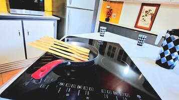 Kühlschrank, Mikrowelle, Herdplatte, Wasserkocher