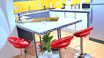 Kühlschrank, Mikrowelle, Herdplatte, Wasserkocher