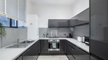 Een koelkast, een microgolfoven, een oven, een kookplaat