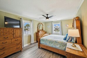 6 bedrooms, free WiFi - Paws & Relax! 6BR-WATER VIEW-GAMEROOM-PETS OK (North Myrtle Beach)