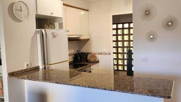 Frigorífico, microondas, horno y placa de cocina