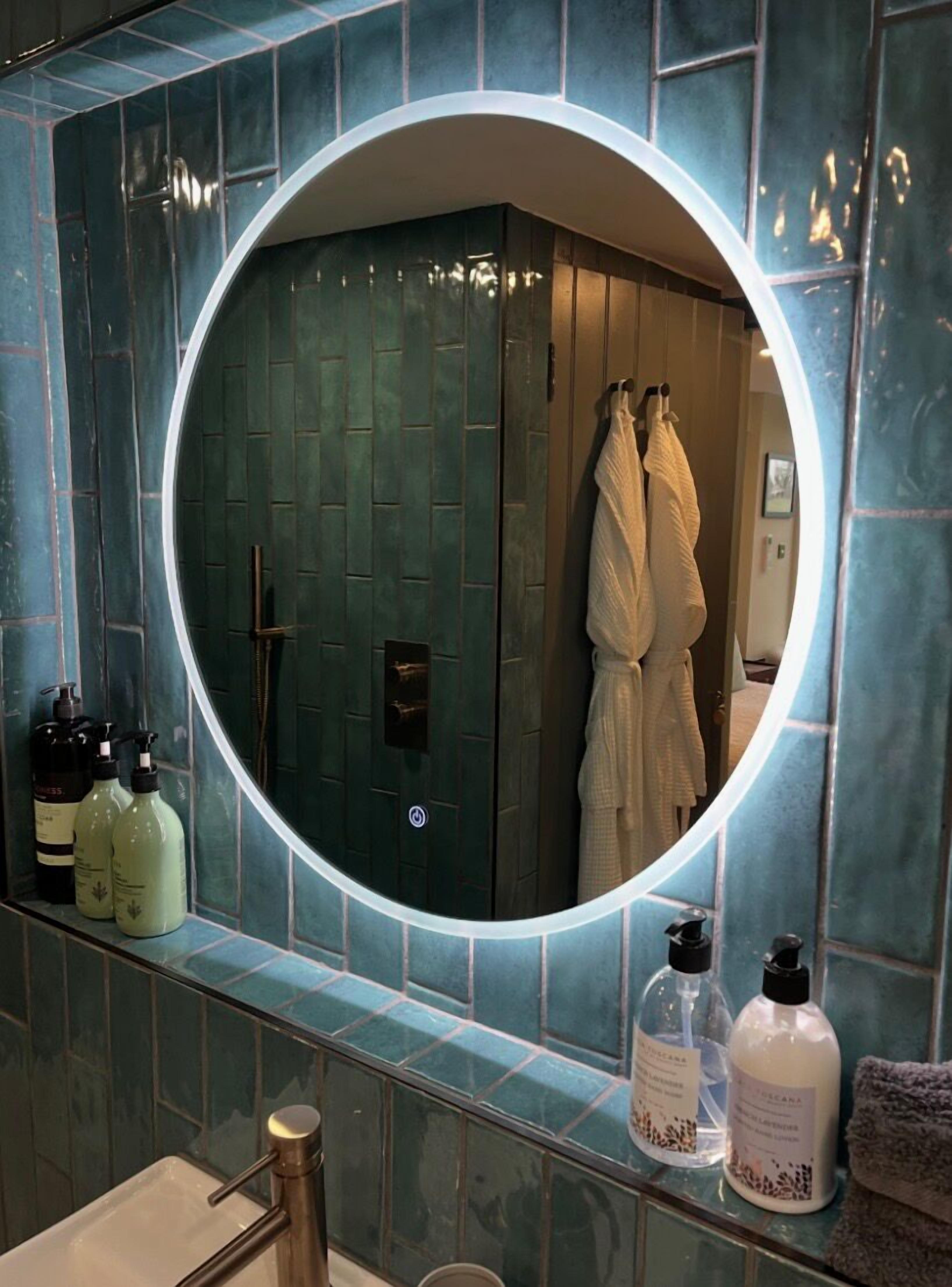 Douche, séchoir à cheveux, serviettes fournies, savon