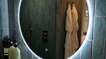 Douche, séchoir à cheveux, serviettes fournies, savon