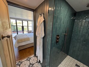 1 slaapkamer, een kluis op de kamer, een bureau