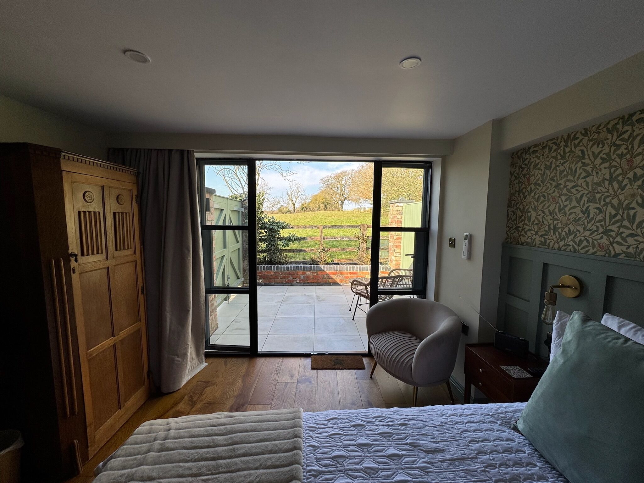 1 多间卧室、客房内保险箱、办公桌、熨斗/熨衣板