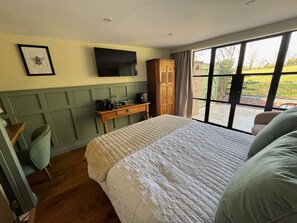 1 chambre, coffre-fort, bureau, fer et planche à repasser